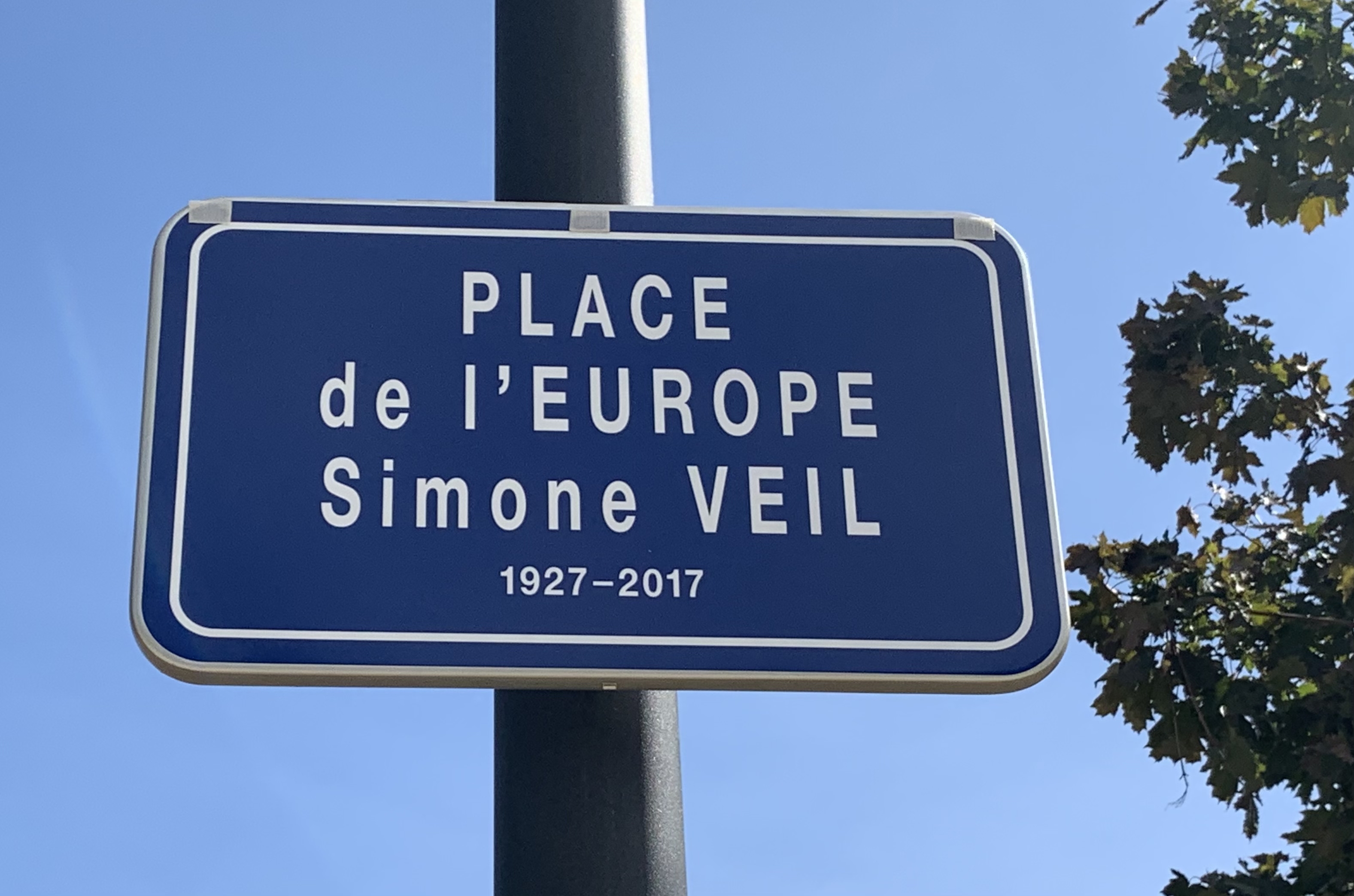Straßenschild zur Benennung des Simone-weil-Platzes
